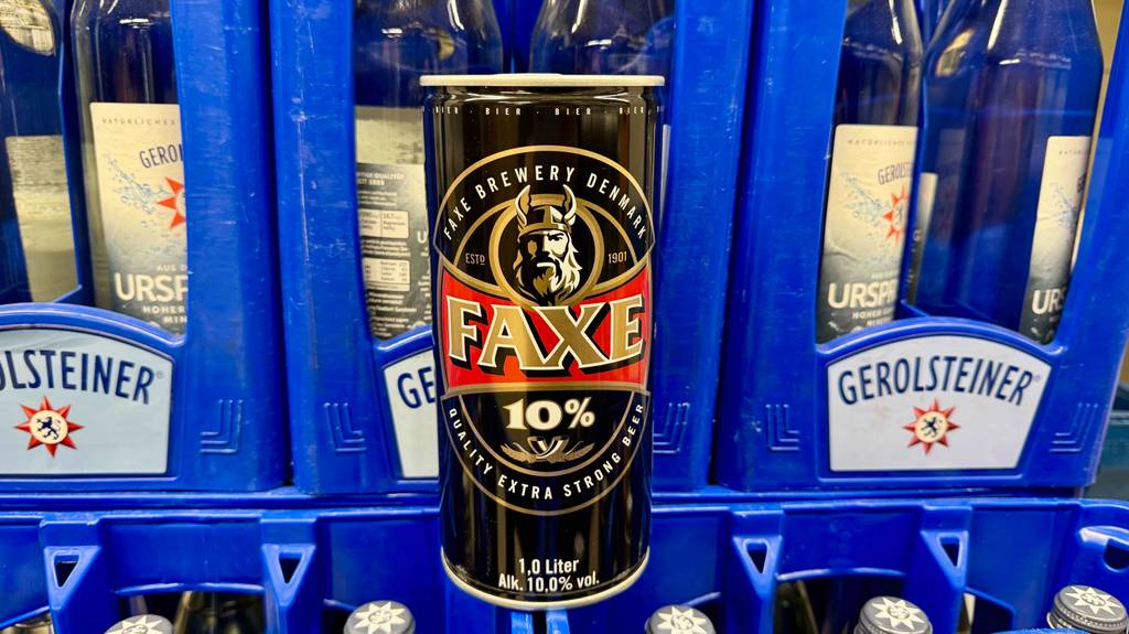 Eine Dose des getesteten Starkbiers steht auf Getränkekisten.