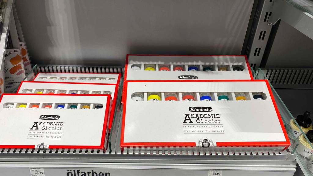 Ölfarben getestet: mehrere Packungen Ölfarben in einem Regal liegend.