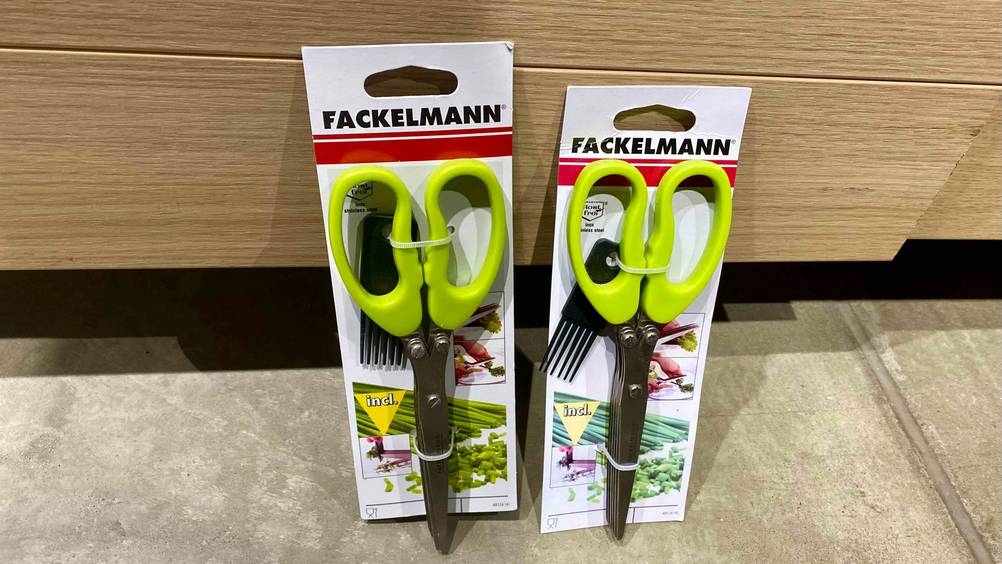 Kräuterschere im Test: Zwei Kräuterscheren stehen verpackt auf dem Boden nebeneinander.