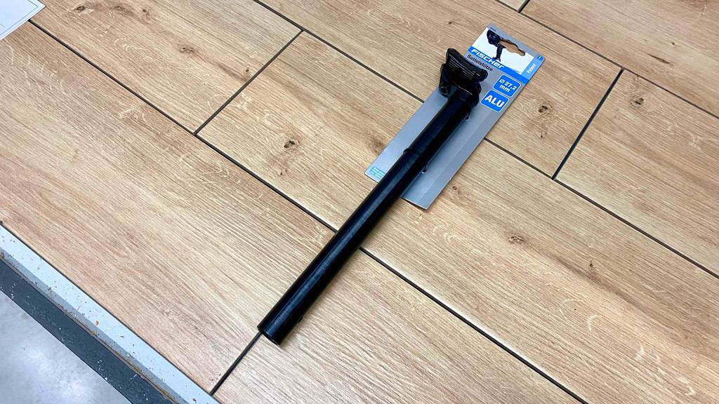 Sattelstütze getestet: eine Sattelstütze liegend auf einem Boden der Marke Fischer.