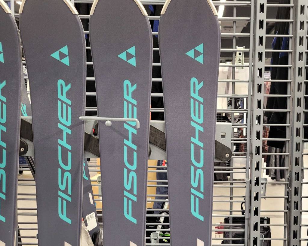 Ski-Test: Markenaufschrift von Fischer Ski im Fokus.