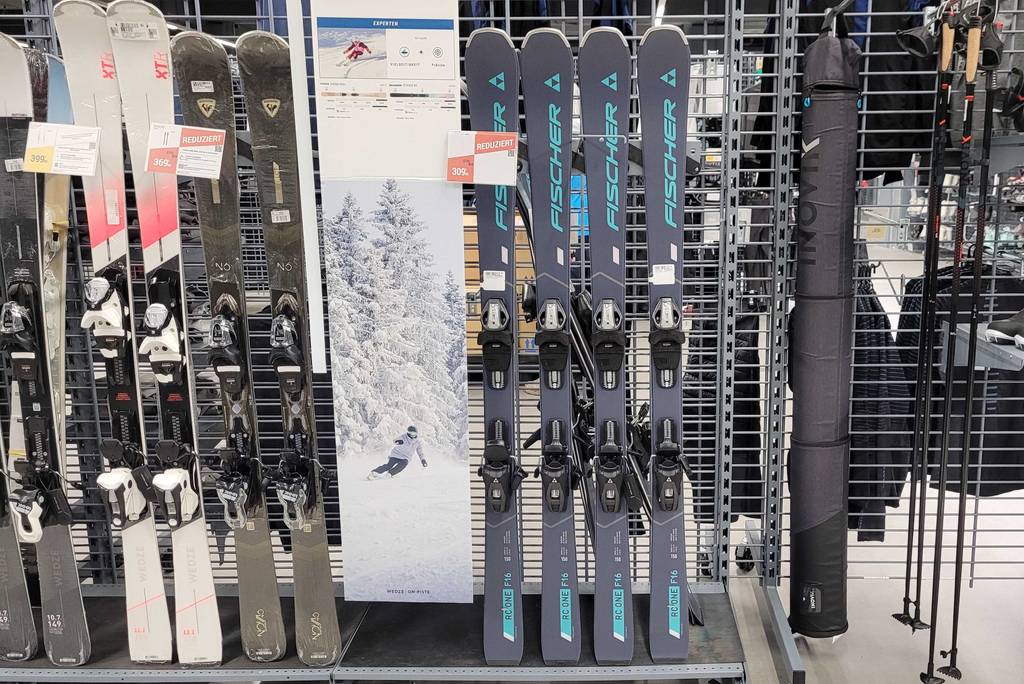 Ski getestet: mehrere Ski sind in einem Geschäft aufgestellt, von verschiedenen Marken.