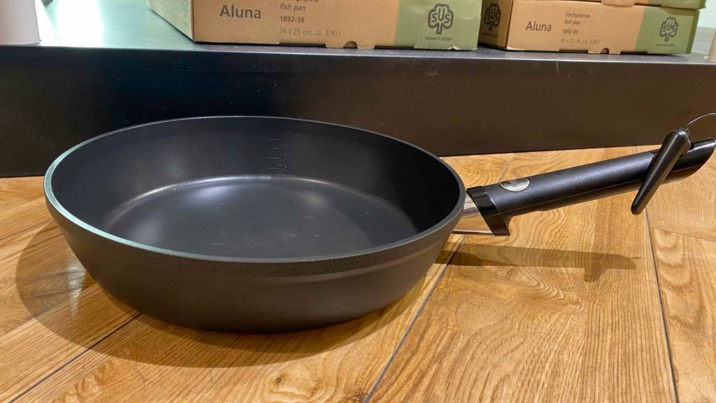 Eine getestete Fissler-Pfanne von der Seite, mit Markierungen im Inneren.