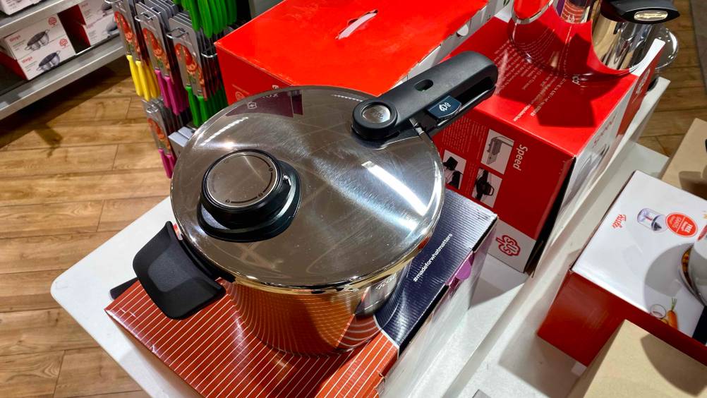 Schnellkochtopf-6-Liter getestet: Ein Schnellkochtopf mit einem Drehregler am Deckel steht auf der entsprechenen Verpackung.