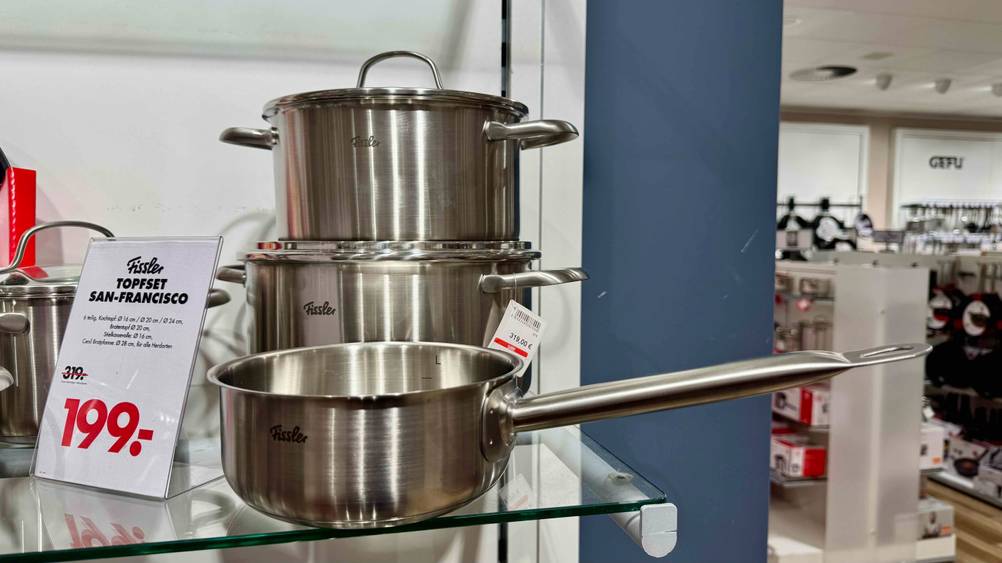 Mehrere Töpfe aus dem getesteten Fissler-Topfset stehen vor dem Preisschild.