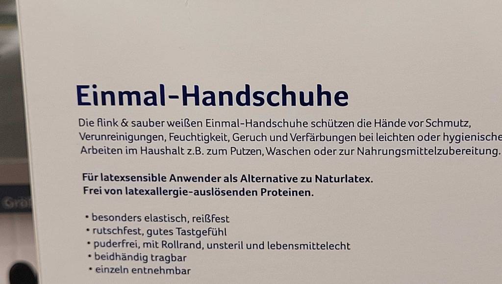 Nahaufnahme der Produktbeschreibung auf der Packung mit Einmalhandschuhen im Test.