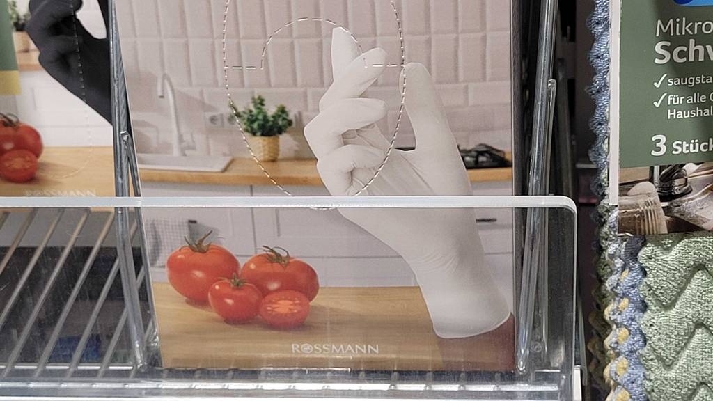 Eine Packung mit Einmalhandschuhen im Test steht in einem Regal.