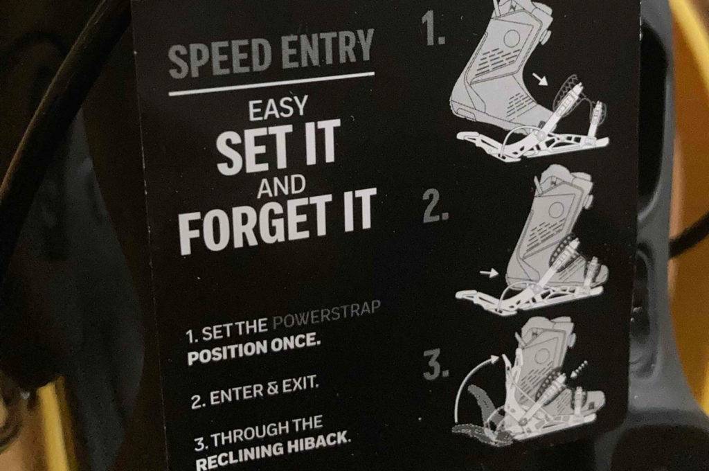 Nahaufnahme des Labels mit Gebrauchsanweisungen einer getesteten Snowboard-Bindung.