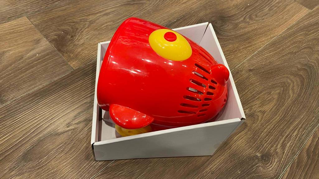 Eine getestete Seifenblasenmaschine von schräg seitlich in einem Karton.
