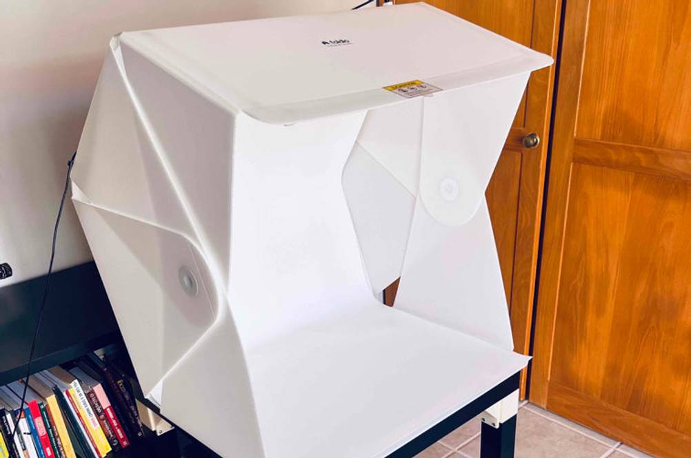 Fotostudio-Set getestet: Ein aufgebautes Set steht in einem Raum vor einem Holzschrank.