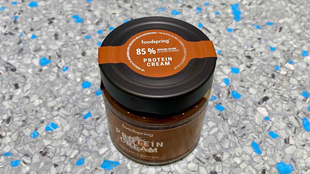 Protein Creme getestet: Ein Glas Protein Creme von schräg oben auf einer Fließenoberfläche