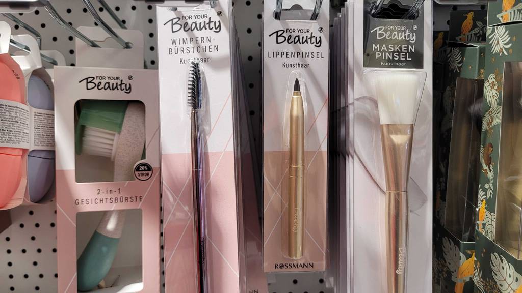 Der getestete Lippenpinsel befinden sich in einem Regal neben anderen Pinselarten.