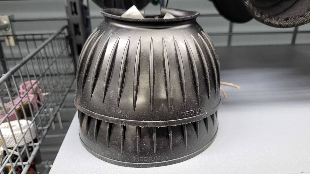 Hufglocken-Test: Zwei Hufglocken in Schwarz befinden sich in einem Regal.
