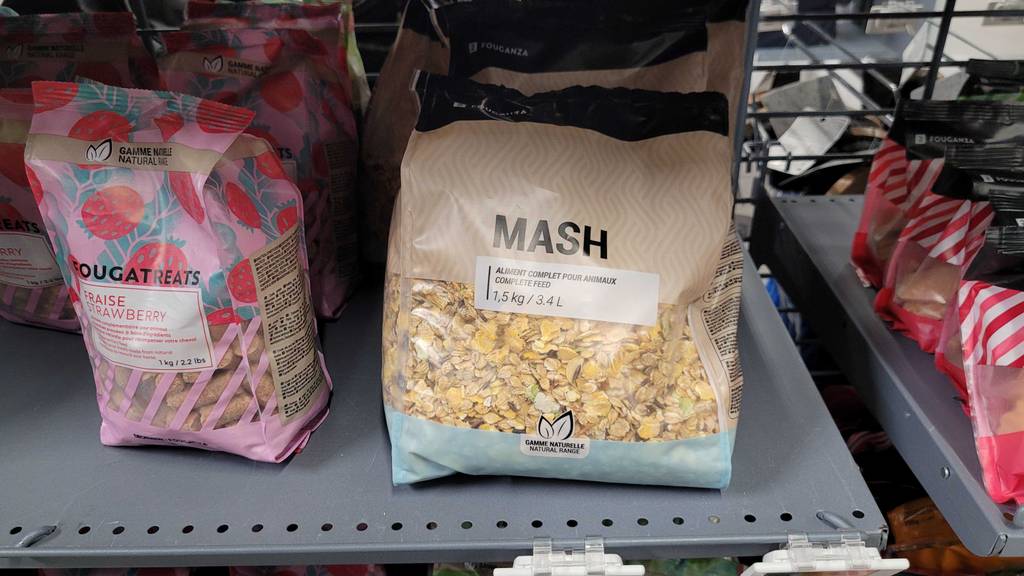Mehrere Packungen des getesteten Pferdemüslis stehen in einem Regal.