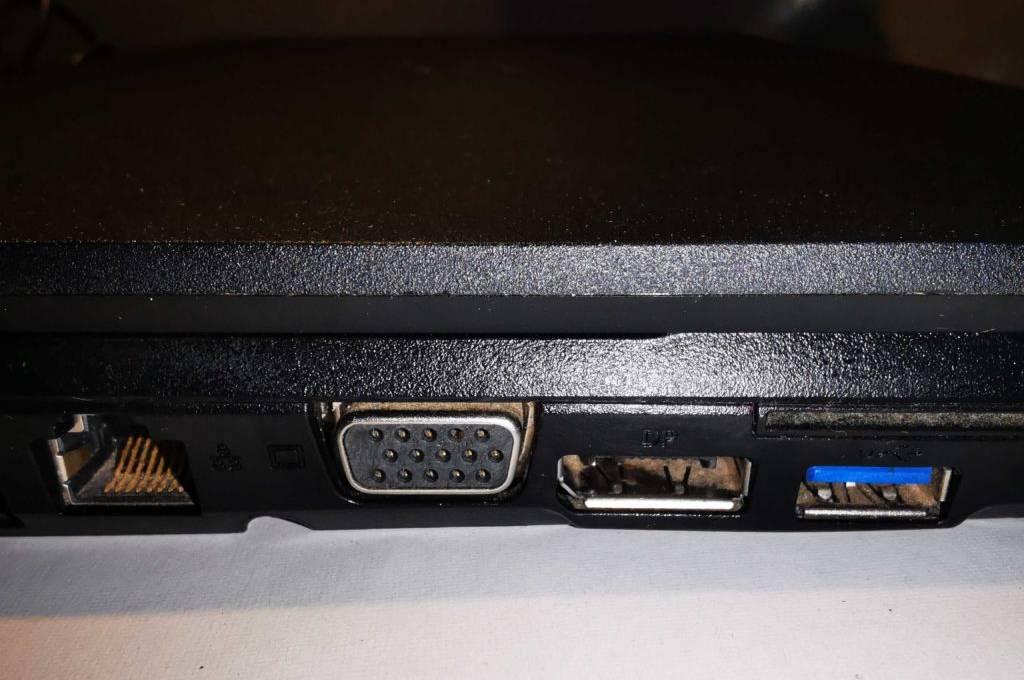 Detailaufnahme Anschlüsse des getesteten i5-Laptops.