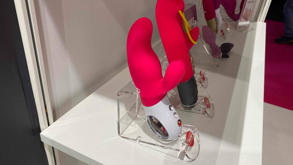Ein getesteter Fun-Factory-Vibrator neben anderen Produkten in einem Regal.