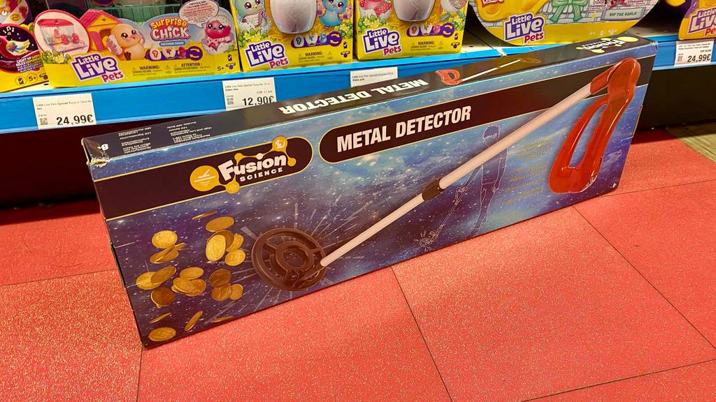 Ein getesteter Metalldetektor für Kinder steht vor einem Regal mit anderen Produkten.