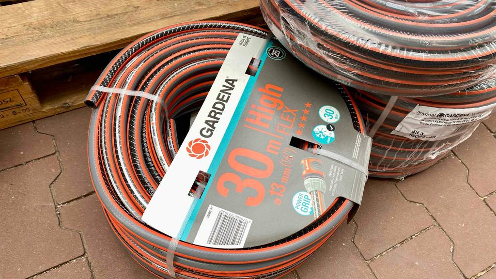Flexibler-Gartenschlauch-30m im Test: mehrere Gartenschläuche sind in einem Geschäft platziert.