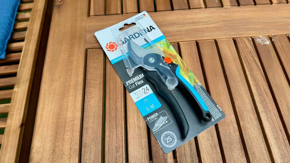 Gardena-Gartenschere getestet: Die Gartenschere liegt auf einem Holztisch.