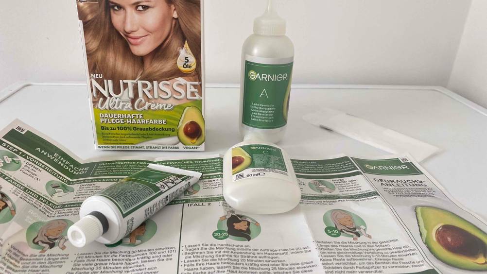 Garnier-Haarfarbe getestet: eine Packung Garnier-Haarfarbe und daneben das notwendige Zubehör liegend.