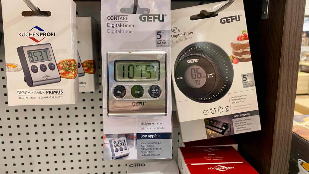 Digitaler-Kurzzeitwecker getestet: ein Digitaler-Kurzzeitwecker hängt in einem Regal neben anderen Artikeln.