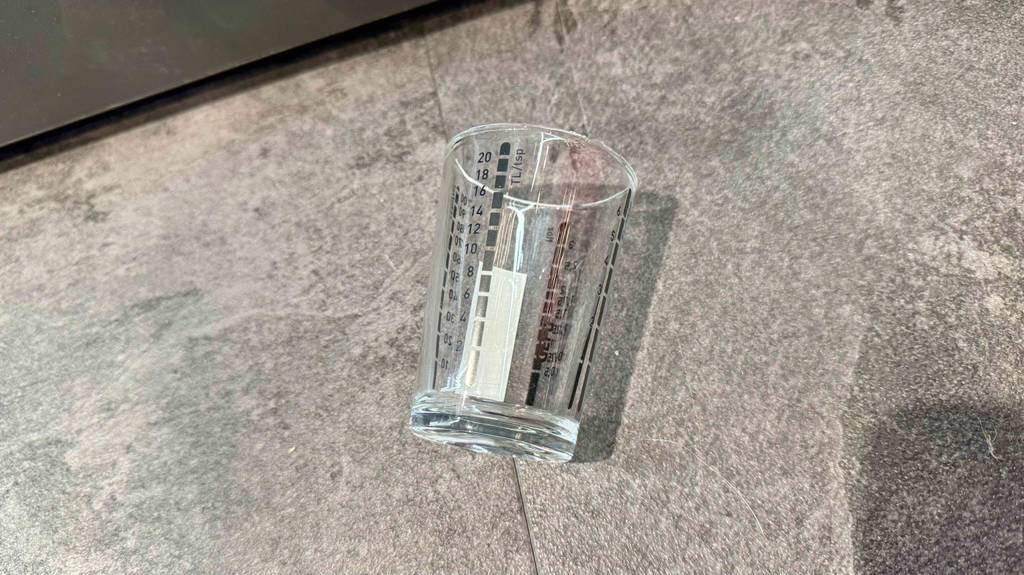 Ein liegender Messbecher, der getestet wurde.