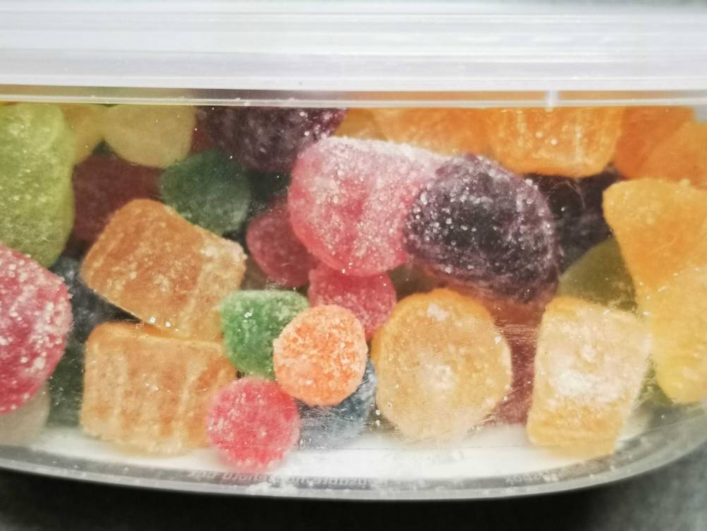 Die getesteten Geleefrüchte befinden sich in einer verschlossenen Box.