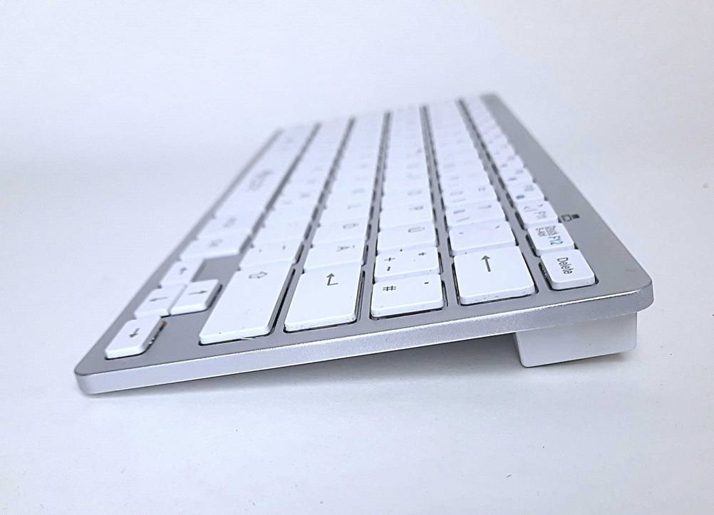 Seitenansicht der weißen, getesteten Aluminium-Tastatur.