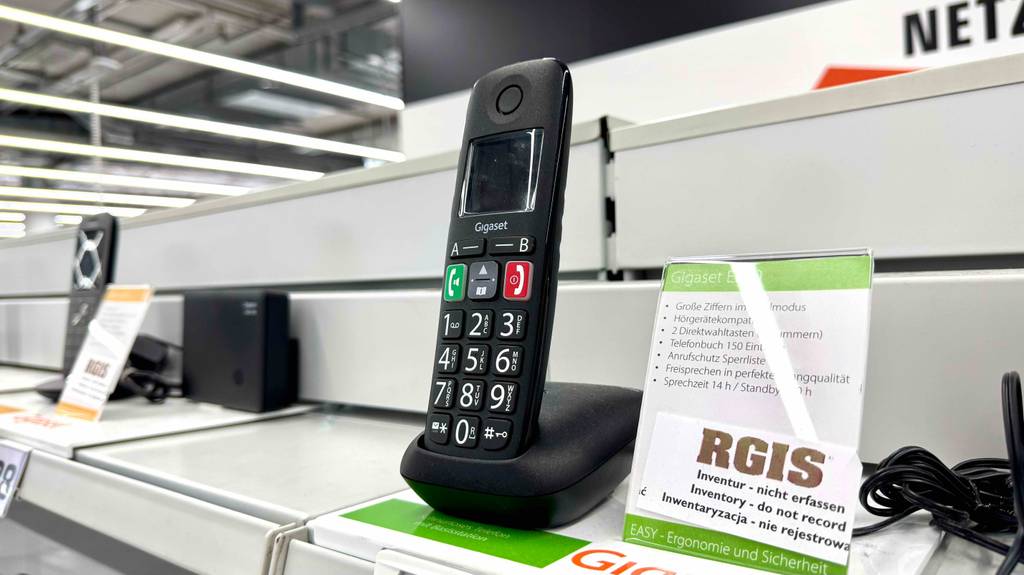 Das Gigaset-Dect-Telefon im Test steht auf einem Ausstellungsregal im Verkaufsbereich.