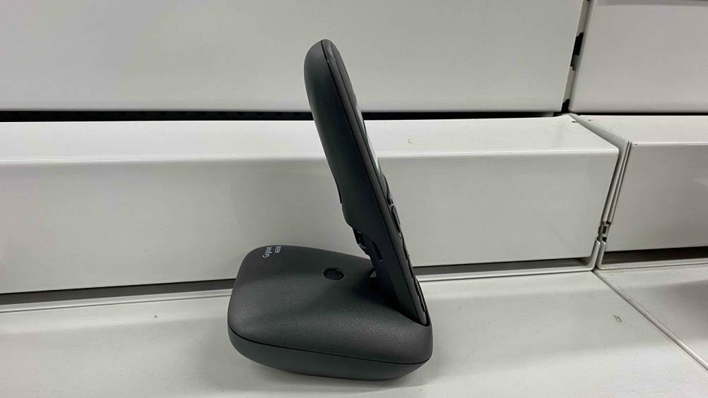 Schnurloses Telefon mit Anrufbeantworter steht getestet vor einer weißen Wand.
