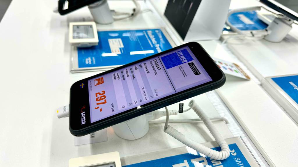 Gigaset-Smartphone im Test: das Gigaset-Smartphone in der seitlichen Perspektive zu sehen.