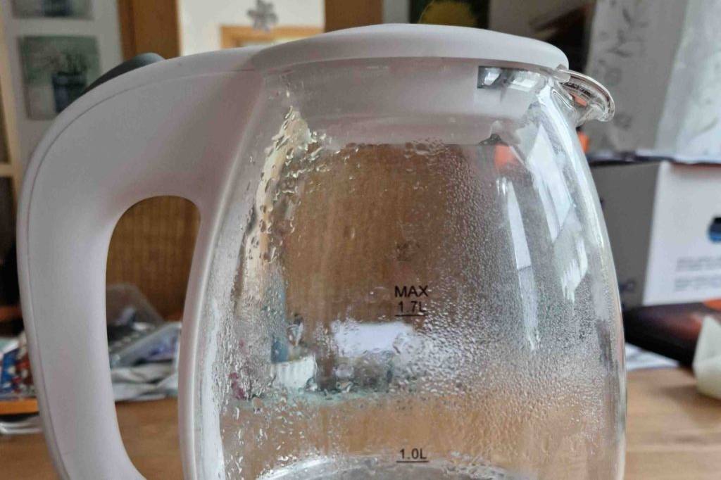 Glas Wasserkocher getestet: Wasserkocher auf Holztisch