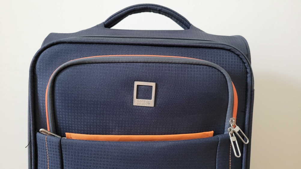 Im Test: Detailaufnahme obere Tasche eines Weichschalenkoffers.