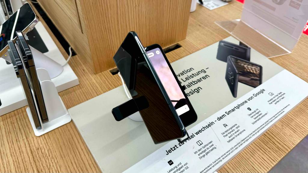 Ein aufgeklapptes, getestetes Phablet mit der Außenhülle ersichtlich.