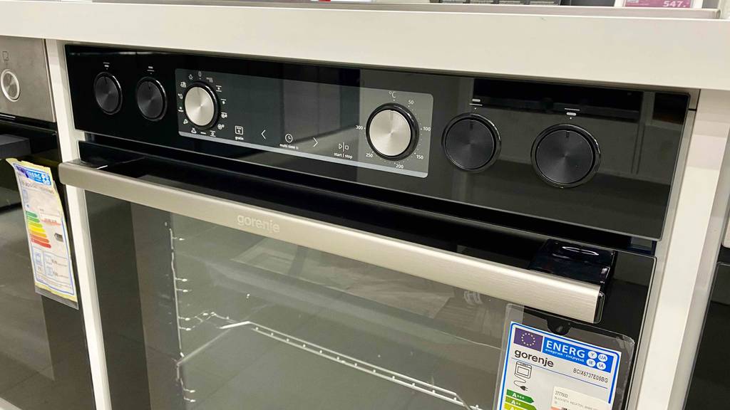Backofen-300-Grad im Test: Bedienfeld eines Backofen im Fokus.