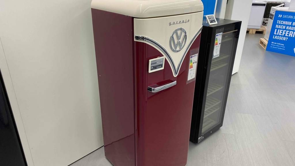Ein getesteter Gorenje-Kühlschrank steht an einer hellen Wand.