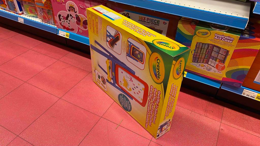 Vor einem Regal steht eine getestete Kindertafel.