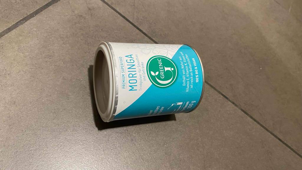 Morigna-Pulver getestet: Morigna-Pulver in Bio-Qualität liegt auf einem Fliesenboden