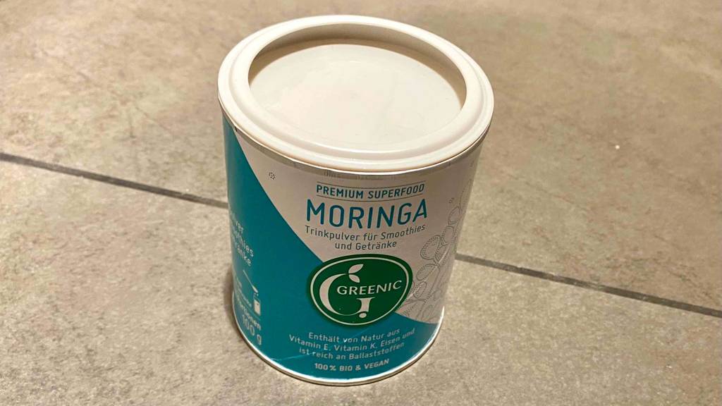 Morigna-Pulver im Test: eine verschlossene Dose Morigna-Pulver auf einem Boden stehend.