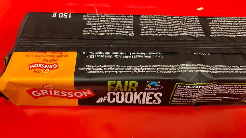 Getestete Cookies von der Rückseite auf einer roten Oberfläche gezeigt