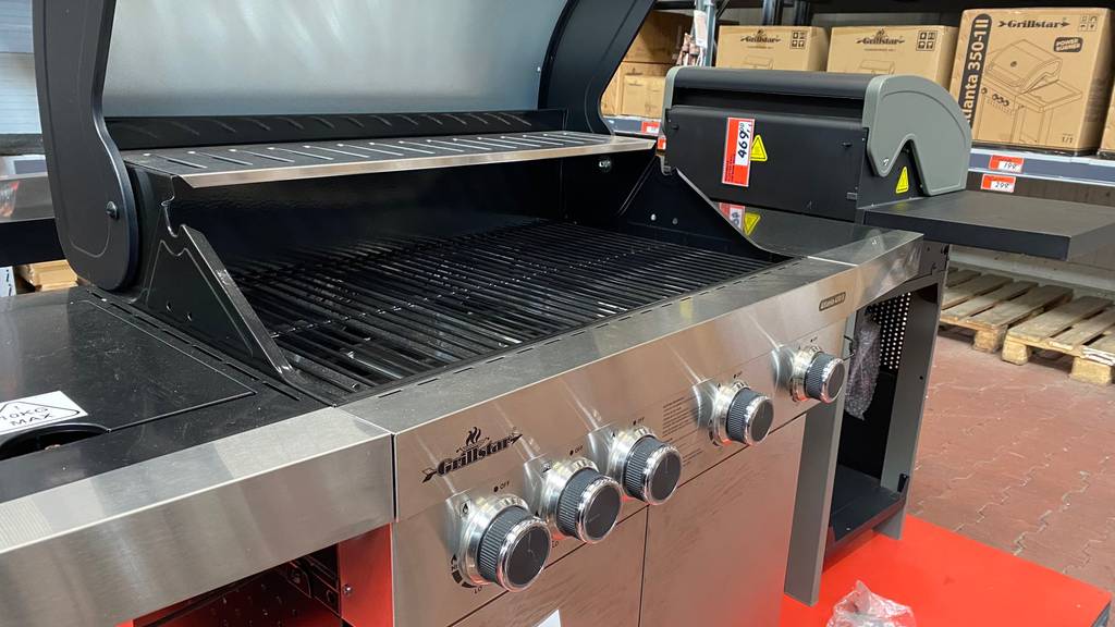 Ein getesteter Gasgrill 4 Brenner in Nahaufnahme der Grillfläche und der Bedienelemente.