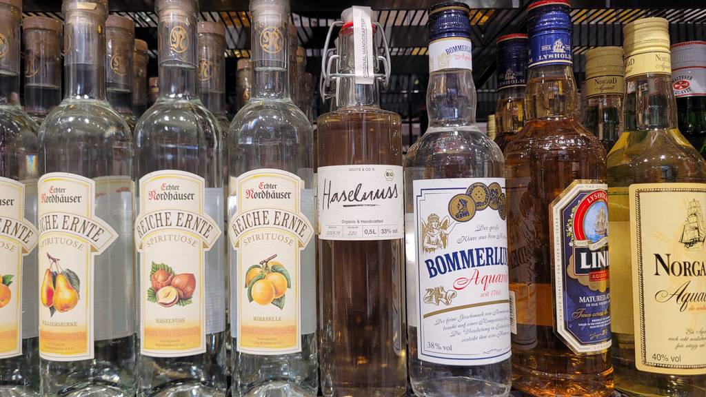 Der getestete Nusslikör in der transparenten Flasche steht neben weiteren Spirituosen in einem Verkaufsregal.