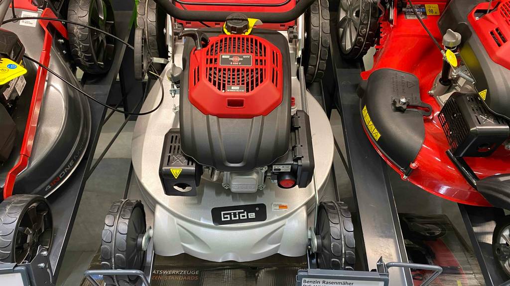 Benzin-Rasenmäher mit Mulchfunktion im Test: vordere Ansicht eines Rasenmähers.