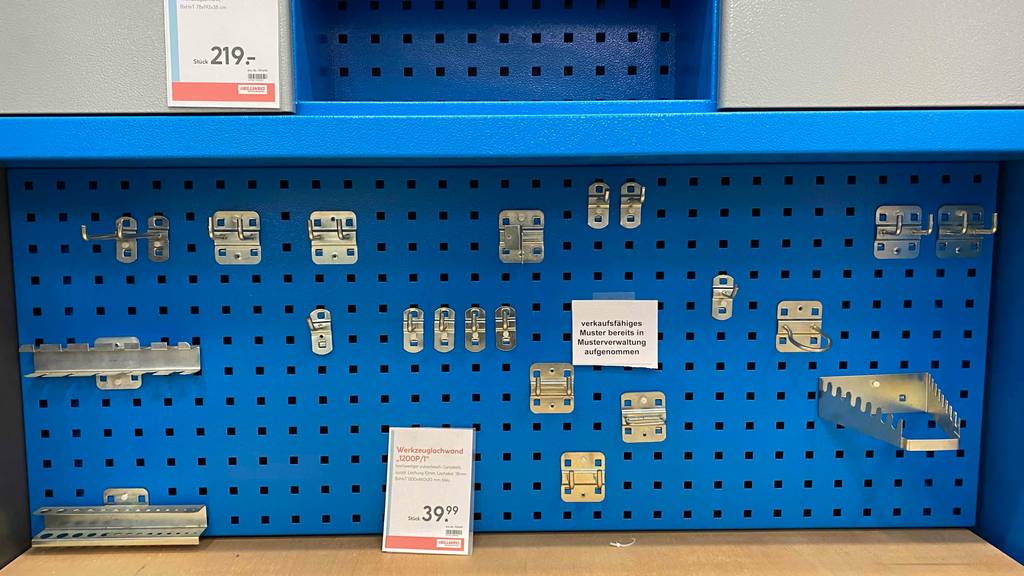 Werkzeugwand-Test: eine blaue Werkzeugwand mit Preisschild ersichtlich ist in einem Geschäft ausgestellt.