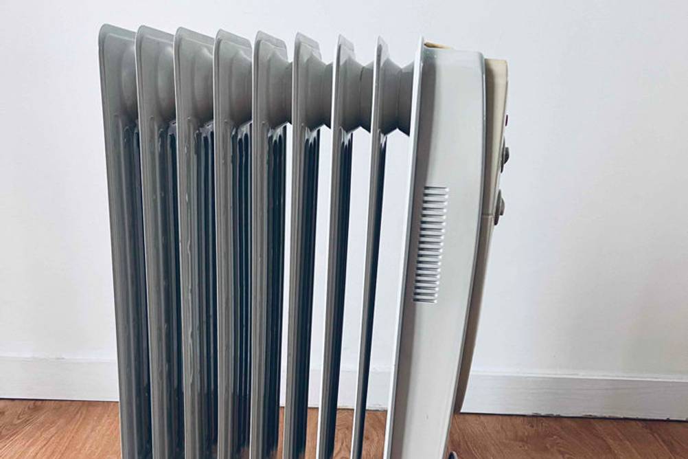 Heizung-Test: stehender, elektrischer Heizkörper, Seitenansicht.