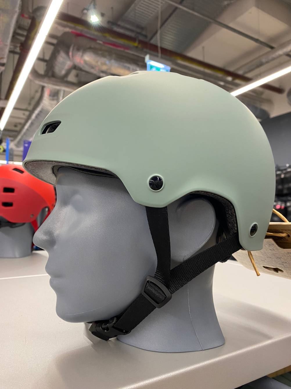 Der getestete Halbschalenhelm sitzt auf einer Ausstellunspuppe.