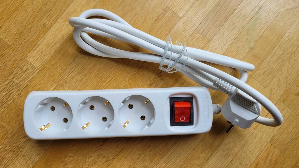 Steckdosenleiste getestet: eine weiße Steckdosenleiste mit zusammengebundenem Kabel.
