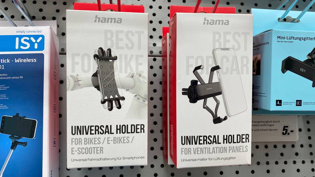 In einem Regal hängt neben anderen Produkten die getestete Fahrrad-Handyhalterung.