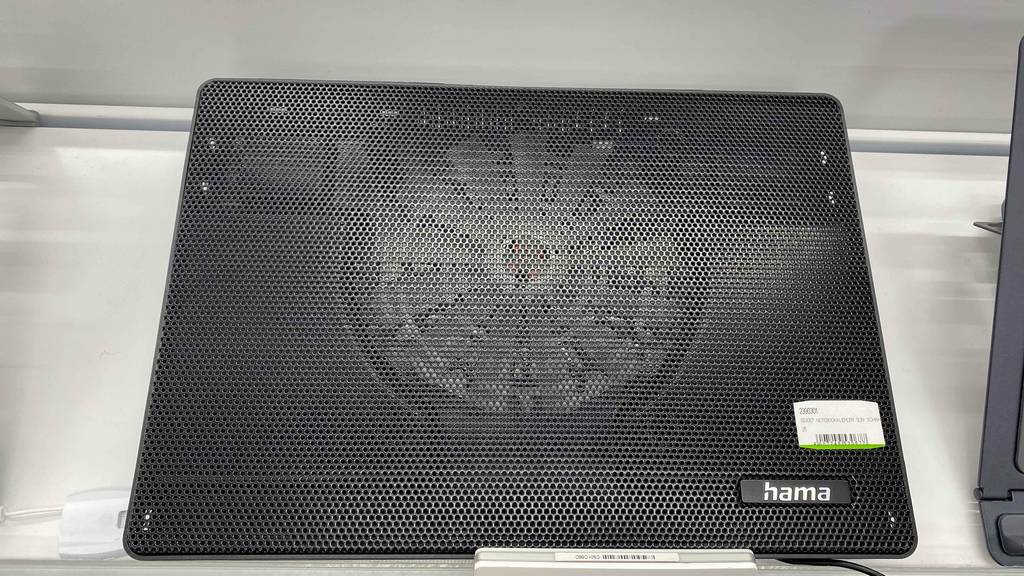 Getesteter Laptop-Kühler von der Oberseite gezeigt.