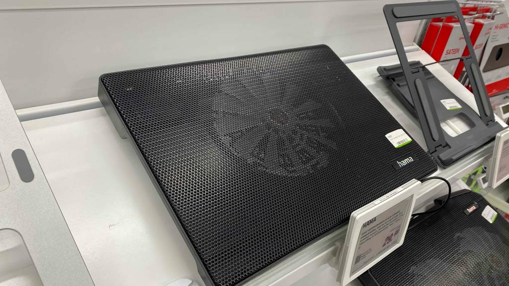 Getesteter Laptop-Kühler liegt auf einer weißen Ablage.